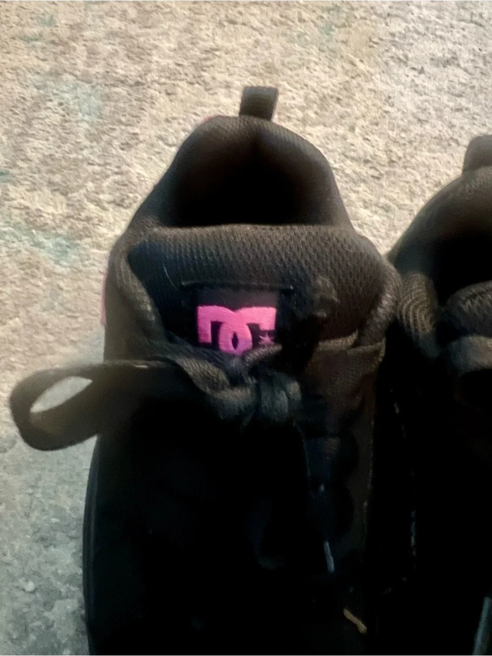 DC shoes Kids size 13 black Sneakers with Pink Logo Accents Y2K used good.